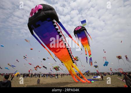 (190420) -- WEIFANG, April 20, 2019 (Xinhua) -- Kite enthusiasts fly their kites at the opening ceremony of the 36th Weifang International Kite Festival in Weifang, east China s Shandong Province, April 20, 2019. The annual kite gala kicked off here Saturday. (Xinhua/Zhang Chi) CHINA-SHANDONG-WEIFANG-KITE FESTIVAL (CN) PUBLICATIONxNOTxINxCHN Stock Photo