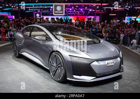 (190420) -- SHANGHAI, April 20, 2019 (Xinhua) -- Visitors look at an Audi car displayed at the 18th Shanghai International Automobile Industry Exhibition in Shanghai, east China, April 20, 2019. (Xinhua/Su Yang) CHINA-SHANGHAI-AUTO EXHIBITION (CN) PUBLICATIONxNOTxINxCHN Stock Photo