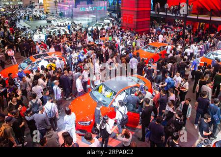 (190420) -- SHANGHAI, April 20, 2019 (Xinhua) -- People visit the 18th Shanghai International Automobile Industry Exhibition in Shanghai, east China, April 20, 2019. (Xinhua/Su Yang) CHINA-SHANGHAI-AUTO EXHIBITION (CN) PUBLICATIONxNOTxINxCHN Stock Photo