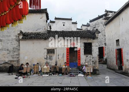 (190424) -- YIXIAN, April 24, 2019 (Xinhua) -- Visitors work on paintings in Xidi scenic spot of Yixian County, east China s Anhui Province, April 24, 2019. (Xinhua/Ren Pengfei) CHINA-ANHUI-YIXIAN-PAINTING (CN) PUBLICATIONxNOTxINxCHN Stock Photo