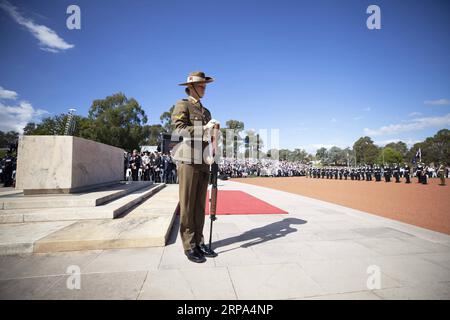 (190425) -- CANBERRA, April 25, 2019 (Xinhua) -- People take part in a one-minute silence during an ANZAC Day ceremony at Australian War Memorial in Canberra, Australia, on April 25, 2019. Celebrated on April 25 every year, Anzac Day is Australia and New Zealand s national day of remembrance for the personnel who served and died in wars, conflicts and peacekeeping operations. (Xinhua/Pan Xiangyue) AUSTRALIA-CANBERRA-ANZAC DAY PUBLICATIONxNOTxINxCHN Stock Photo