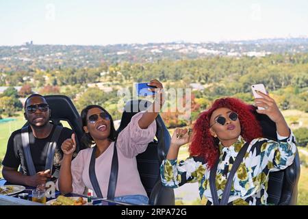 (190427) -- JOHANNESBURG, April 27, 2019 (Xinhua) -- Guests take selfies at the Sky Table in Johannesburg, South Africa, April 27, 2019. The Sky Table, capable of accommodating 22 guests, is on a platform suspended at a height of 50 meters in St Stithians College. (Xinhua/Chen Cheng) SOUTH AFRICA-JOHANNESBURG-SKY RESTAURANT PUBLICATIONxNOTxINxCHN Stock Photo