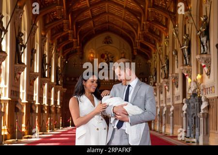 190508 -- WINDSOR, May 8, 2019 Xinhua -- Britain s Prince Harry, Duke of Sussex R, and his wife Meghan Markle, Duchess of Sussex, pose for a photo with their son in St George s Hall at Windsor Castle in Windsor, Britain, on May 8, 2019. The baby boy, who is Queen Elizabeth s eighth great-grandchild, is seventh in line to the throne, behind the Prince of Wales, the Duke of Cambridge and his children - Prince George, Princess Charlotte and Prince Louis - and Prince Harry. Xinhua/Dominic Lipinski/PA Wire BRITAIN-WINDSOR-ROYALS-BABY PUBLICATIONxNOTxINxCHN Stock Photo