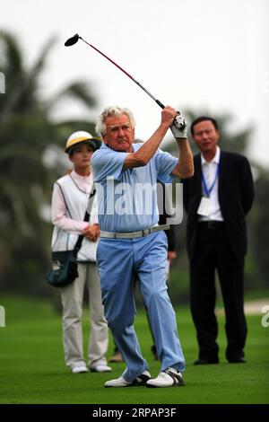 (190516) -- BEIJING, May 16, 2019 -- File photo taken on April 1, 2012 shows former Australian Prime Minister Bob Hawke (Front) playing golf during the Boao Forum for Asia (BFA) New Fortune Cup Golf Invitational 2012 in Boao, south China s Hainan Province. Former Australian Prime Minister Bob Hawke died at his Sydney residence on Thursday, aged 89. ) AUSTRALIA-POLITICS-BOB HAWKE HouxJiansen PUBLICATIONxNOTxINxCHN Stock Photo