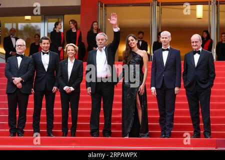 (190520) -- CANNES, May 20, 2019 (Xinhua) -- Actor Alain Delon (C) gestures with other guests at the premiere of the film A Hidden Life at the 72nd Cannes Film Festival in Cannes, southern France, on May 19, 2019. The 72nd Cannes Film Festival is held from May 14 to 25. (Xinhua/Zhang Cheng) FRANCE-CANNES-FILM A HIDDEN LIFE -PREMIERE PUBLICATIONxNOTxINxCHN Stock Photo