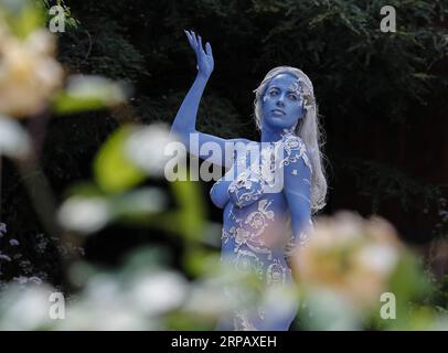 (190521) -- BEIJING, May 21, 2019 (Xinhua) -- A model poses for a photograph on the Wedgwood Garden, designed by Jo Thompson, at the RHS (The Royal Horticultural Society) Chelsea Flower Show press day in London, Britain on May 20, 2019. (Xinhua/Han Yan) XINHUA PHOTOS OF THE DAY PUBLICATIONxNOTxINxCHN Stock Photo