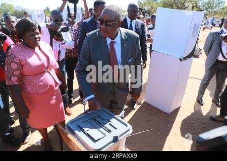 News Themen der Woche KW21 News Bilder des Tages 190521 -- THYOLO, May 21, 2019 Xinhua -- Malawian President Peter Mutharika casts his ballot at a polling station in Thyolo district, Malawi, May 21, 2019. Mutharika on Tuesday expressed happiness with the peaceful way the elections process has so far gone. Xinhua/Peng Lijun MALAWI-THYOLO-ELECTION-PRESIDENT-VOTE PUBLICATIONxNOTxINxCHN Stock Photo