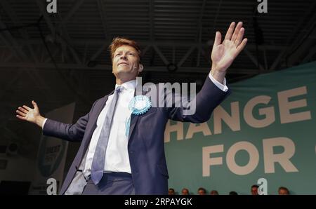 (190522) -- LONDON, May 22, 2019 (Xinhua) -- Brexit Party Chairman Richard Tice addresses a Brexit Party campaign event for the upcoming European Parliament election in London, Britain on May 21, 2019. (Xinhua/Han Yan) BRITAIN-LONDON-BREXIT PARTY RALLY PUBLICATIONxNOTxINxCHN Stock Photo