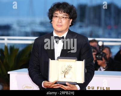 (190526) -- CANNES, May 26, 2019 (Xinhua) -- South Korean director Bong Joon-Ho, winner of the Palme d Or award for the film Parasite poses during a photocall at the 72nd Cannes Film Festival in Cannes, France, on May 25, 2019. The curtain of the 72nd edition of the Cannes Film Festival fell on Saturday evening, with South Korean movie Parasite winning this year s most prestigious award, the Palme d Or. (Xinhua/Gao Jing) FRANCE-CANNES-FILM FESTIVAL-PALME D OR PUBLICATIONxNOTxINxCHN Stock Photo