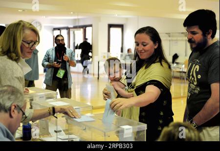 (190526) -- MADRID, May 26, 2019 (Xinhua) -- A woman carrying a baby votes at a polling station in Madrid, Spain, May 26, 2019. The European Parliament (EU) elections started in Spain on Sunday. (Xinhua/Guo Qiuda) SPAIN-MADRID-EUROPEAN PARLIAMENT-ELECTION PUBLICATIONxNOTxINxCHN Stock Photo