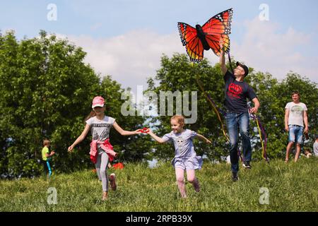 (190527) -- MOSCOW, May 27, 2019 -- People fly kites during the Motley Sky festival in Moscow, Russia, on May 26, 2019. The Motley Sky festival was held in Moscow from May 25 to 26. ) RUSSIA-MOSCOW-KITE FESTIVAL MaximxChernavsky PUBLICATIONxNOTxINxCHN Stock Photo