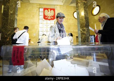 (190527) -- BEIJING, May 27, 2019 -- People vote at a polling station in the Palace of Culture and Science in central Warsaw, Poland, on May 26, 2019. Citizens of the 28 European Union (EU) member countries, among whom over 400 million voters are eligible, are expected to vote over the course of four days, starting from Thursday, to elect 751 members of EP (MEPs) for a five-year term. ) XINHUA PHOTOS OF THE DAY JaapxArriens PUBLICATIONxNOTxINxCHN Stock Photo