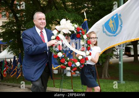 (190527) -- CHICAGO, May 27, 2019 (Xinhua) -- A military veteran and a girl lay wreath during a ceremony for Memorial Day in Chicago, the United States, on May 27, 2019. (Xinhua/Wang Ping) U.S.-CHICAGO-MEMORIAL DAY-COMMEMORATION PUBLICATIONxNOTxINxCHN Stock Photo