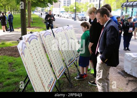 (190527) -- CHICAGO, May 27, 2019 (Xinhua) -- People view boards with names and faces of fallen heroes at a wreath-laying ceremony for Memorial Day in Chicago, the United States, on May 27, 2019. (Xinhua/Wang Ping) U.S.-CHICAGO-MEMORIAL DAY-COMMEMORATION PUBLICATIONxNOTxINxCHN Stock Photo