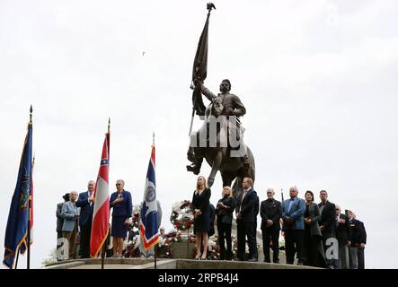 (190527) -- CHICAGO, May 27, 2019 (Xinhua) -- Military veterans, members of law enforcement and other community leaders participate in a wreath-laying ceremony for Memorial Day in Chicago, the United States, on May 27, 2019. (Xinhua/Wang Ping) U.S.-CHICAGO-MEMORIAL DAY-COMMEMORATION PUBLICATIONxNOTxINxCHN Stock Photo