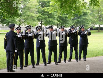 (190527) -- CHICAGO, May 27, 2019 (Xinhua) -- Officers of Chicago Police Department fire a 21-gun salute in a wreath-laying ceremony for Memorial Day in Chicago, the United States, on May 27, 2019. (Xinhua/Wang Ping) U.S.-CHICAGO-MEMORIAL DAY-COMMEMORATION PUBLICATIONxNOTxINxCHN Stock Photo