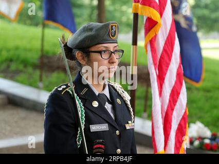 (190527) -- CHICAGO, May 27, 2019 (Xinhua) -- A student of Senn High School takes part in a wreath-laying ceremony for Memorial Day in Chicago, the United States, on May 27, 2019. (Xinhua/Wang Ping) U.S.-CHICAGO-MEMORIAL DAY-COMMEMORATION PUBLICATIONxNOTxINxCHN Stock Photo