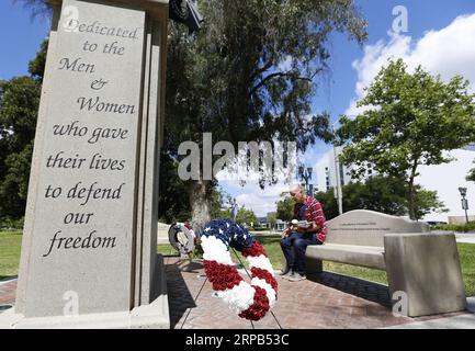 (190528) -- LOS ANGELES, May 28, 2019 (Xinhua) -- A man is seen at a park on Memorial Day to honor fallen soldiers in Los Angeles, the United States, on May 27, 2019. (Xinhua/Li Ying) U.S.-LOS ANGELES-MEMORIAL DAY-COMMEMORATION PUBLICATIONxNOTxINxCHN Stock Photo