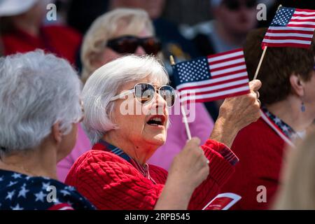 (190528) -- LOS ANGELES, May 28, 2019 (Xinhua) -- People gather at a park on Memorial Day to honor fallen soldiers in Los Angeles, the United States, on May 27, 2019. (Xinhua/Qian Weizhong) U.S.-LOS ANGELES-MEMORIAL DAY-COMMEMORATION PUBLICATIONxNOTxINxCHN Stock Photo