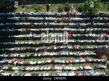 (190531) -- SRINAGAR, May 31, 2019 (Xinhua) -- Aerial photo taken on May 31, 2019 shows Muslims attending prayers during Jumat-ul-Vida, the last Friday of the Muslim holy month of Ramadan, in Srinagar, the summer capital of Indian-controlled Kashmir. (Xinhua/Javed Dar) KASHMIR-SRINAGAR-RAMADAN-PRAYERS PUBLICATIONxNOTxINxCHN Stock Photo