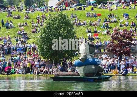 (190602) -- BAD AUSSEE (AUSTRIA), June 2, 2019 (Xinhua) -- People watch a float parade on water during the Daffodil Festival in Bad Aussee, Austria, June 2, 2019. The Daffodil Festival takes place every year to celebrate the start of springtime in this mountainous region of Austria. (Xinhua/Guo Chen) AUSTRIA-BAD AUSSEE-DAFFODIL FESTIVAL PUBLICATIONxNOTxINxCHN Stock Photo