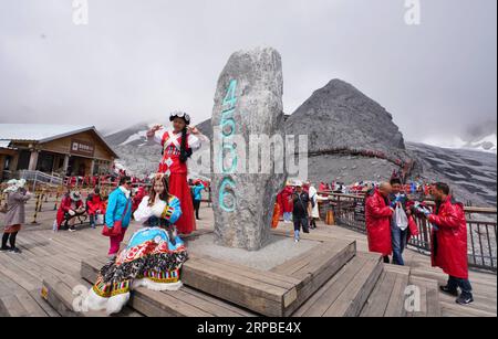 (190606) -- YUNNAN, June 6, 2019 (Xinhua) -- Tourists visit the Jade Dragon Snow Mountain scenic area in Lijiang, southwest China s Yunnan Province, June 6, 2019. Qiu Zhen, a tourist from Nanjing, east China s Jiangsu Province, became the 50 millionth visitor to the Jade Dragon Snow Mountain scenic area on Thursday. The lucky tourist is given life-time free access to the scenic area. (Xinhua/Qin Qing) CHINA-YUNNAN-JADE DRAGON SNOW MOUNTAIN-TOURISM (CN) PUBLICATIONxNOTxINxCHN Stock Photo