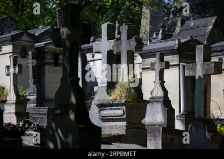 A quiet corner in the iconic Pierre Lachaise cemetary, Paris, France Stock Photo