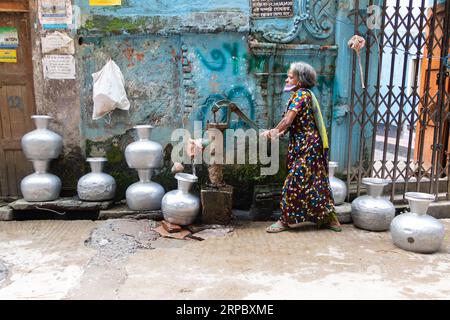 Dhaka, Dhaka, Bangladesh. 4th Sep, 2023. A woman collects drinking water from a deep tubewell on a street in Dhaka, Bangladesh. Safe drinking water is a regular crisis in the downtown areas of the city. About 80% of Dhaka city's total water demands are met through groundwater extraction with groundwater levels depleting at a rate of 2-3 meters per year, quickly exhausting this resource. Credit: ZUMA Press, Inc./Alamy Live News Stock Photo