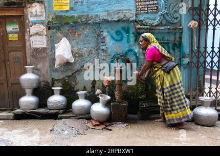 Dhaka, Dhaka, Bangladesh. 4th Sep, 2023. A woman collects drinking water from a deep tubewell on a street in Dhaka, Bangladesh. Safe drinking water is a regular crisis in the downtown areas of the city. About 80% of Dhaka city's total water demands are met through groundwater extraction with groundwater levels depleting at a rate of 2-3 meters per year, quickly exhausting this resource. Credit: ZUMA Press, Inc./Alamy Live News Stock Photo