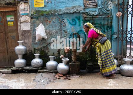 Dhaka, Dhaka, Bangladesh. 4th Sep, 2023. A woman collects drinking water from a deep tubewell on a street in Dhaka, Bangladesh. Safe drinking water is a regular crisis in the downtown areas of the city. About 80% of Dhaka city's total water demands are met through groundwater extraction with groundwater levels depleting at a rate of 2-3 meters per year, quickly exhausting this resource. Credit: ZUMA Press, Inc./Alamy Live News Stock Photo