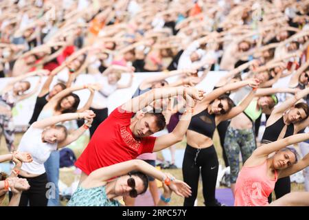 (190624) -- BEIJING, June 24, 2019 -- Participants take part in a yoga practice flashmob on the outskirts of Moscow, Russia on June 23, 2019. ) XINHUA PHOTOS OF THE DAY MaximxChernavsky PUBLICATIONxNOTxINxCHN Stock Photo