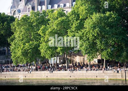 (190628) -- PARIS, June 28, 2019 -- People rest at the riverside of Seine in Paris, France, June 27, 2019. The national weather center, Meteo France, on Thursday warned of exceptional heat peak on June 28, placing 4 southern regions on red alert, the highest alert on the agency s four-scale system, and urges residents to be extremely vigilant. While 76 other regions, except Brittany, in northwest France, remain on orange alert till next week. Jack Chan) FRANCE-PARIS-HEAT WAVE JiexKe¤chen PUBLICATIONxNOTxINxCHN Stock Photo