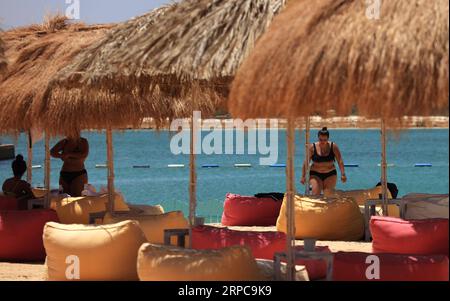 (190628) -- AQABA (JORDAN), June 28, 2019 -- Tourists enjoy their leisure on the beach of the Red Sea in the southern port city of Aqaba, Jordan, on June 28, 2019. Aqaba attracts tourists from Jordan and abroad to enjoy their summer holidays with its famous beaches and various water sports. ) JORDAN-AQABA-RED SEA-TOURISM MohammadxAbuxGhosh PUBLICATIONxNOTxINxCHN Stock Photo