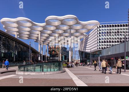 Transparent Retail Pavilion, Utrecht Central Station, Utrecht, Netherlands Stock Photo