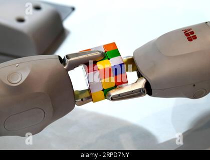 (190726) -- BEIJING, July 26, 2019 -- An industrial robot solves a Rubik s Cube during the Qingdao International Software Convergence & Innovation Expo in Qingdao, east China s Shandong Province, July 25, 2019. ) XINHUA PHOTOS OF THE DAY LixZiheng PUBLICATIONxNOTxINxCHN Stock Photo