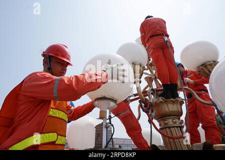 (190726) -- BEIJING, July 26, 2019 -- Workers clean up and maintain streetlights in the Chang an Avenue in Beijing, capital of China, July 26, 2019. Despite the scorching heat wave, workers stuck to their posts outdoors to ensure the progress of projects. ) CHINA-BEIJING-HEAT-LABORERS (CN) JuxHuanzong PUBLICATIONxNOTxINxCHN Stock Photo