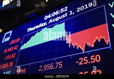 New York, Handelstag an der Wall Street (190801) -- NEW YORK, Aug. 1, 2019 -- Electronic screen shows the trading chart at the New York Stock Exchange in New York, the United States, Aug. 1, 2019. U.S. stocks ended lower on Thursday, as investors digested a batch of negative data that pointed to slowing U.S. economic activity and grew concerned over U.S.-China trade prospects. The Dow Jones Industrial Average was down 280.85 points, or 1.05 percent, to 26,583.42. The S&P 500 was down 26.82 points, or 0.90 percent, to 2,953.56. The Nasdaq Composite Index fell 64.30 points, or 0.79 percent, to 8 Stock Photo