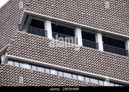(190805) -- LONDON, Aug. 5, 2019 -- Photo taken on Aug. 4, 2019 shows the 10th floor viewing platform of the Tate Modern museum in central London, Britain. According to BBC, a six-year-old boy was thrown five floors from a tenth-floor viewing platform at Tate Modern museum in central London, police said. A 17-year-old boy has been arrested on suspicion of attempted murder. Ray Tang) BRITAIN-LONDON-TATE MODERN-INCIDENT HanxYan PUBLICATIONxNOTxINxCHN Stock Photo