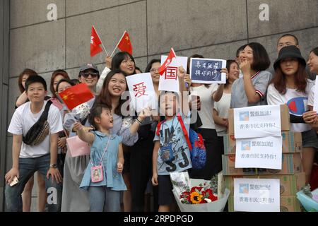 (190810) -- BEIJING, Aug. 10, 2019 -- Residents gather outside Hong Kong Police Headquarters to offer goods and blessing cards in Hong Kong, south China, Aug. 9, 2019. ) XINHUA PHOTOS OF THE DAY WuxXiaochu PUBLICATIONxNOTxINxCHN Stock Photo