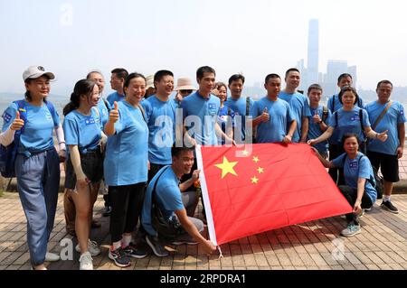 (190810) -- BEIJING, Aug. 10, 2019 -- People visiting Central Police Station to support for the police force pose for group photos in Hong Kong, south China, Aug. 10, 2019. ) Xinhua Headlines: Hong Kong people express support for police, calling for end to violence WuxXiaochu PUBLICATIONxNOTxINxCHN Stock Photo