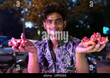 (190819) -- NEW DELHI, Aug. 19, 2019 -- A vendor sells fruit on the sunday market in New Delhi, India, Aug. 18, 2019. Many night markets open on the weekends in New Delhi, attracting a number of customers for the fresh products at a lower price. ) INDIA-NEW DELHI-SUNDAY MARKET ZhangxNaijie PUBLICATIONxNOTxINxCHN Stock Photo