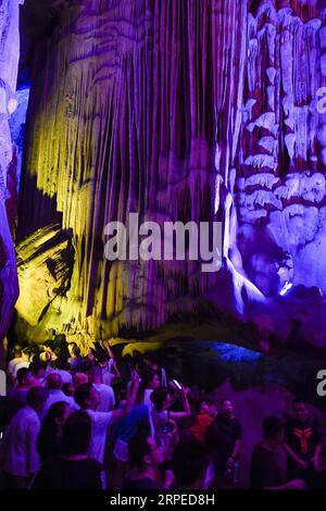 (190825) -- TONGLU, Aug. 25, 2019 -- Tourists visit the Yaolin karst cave in Tonglu County, east China s Zhejiang Province, Aug. 25, 2019. ) CHINA-ZHEJIANG-TONGLU-KARST CAVE-SCENERY (CN) HuangxZongzhi PUBLICATIONxNOTxINxCHN Stock Photo