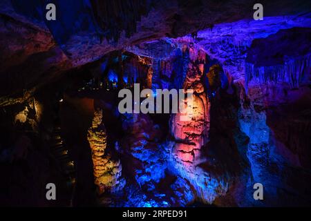 (190825) -- TONGLU, Aug. 25, 2019 -- Tourists visit the Yaolin karst cave in Tonglu County, east China s Zhejiang Province, Aug. 25, 2019. ) CHINA-ZHEJIANG-TONGLU-KARST CAVE-SCENERY (CN) HuangxZongzhi PUBLICATIONxNOTxINxCHN Stock Photo