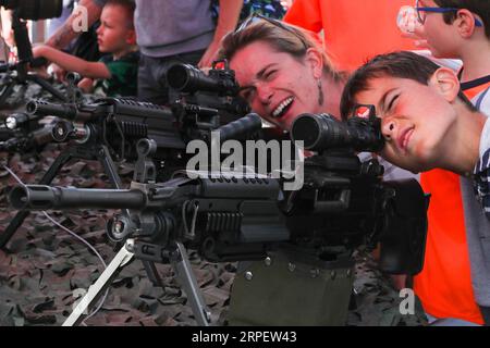 (190905) -- BEIJING, Sept. 5, 2019 -- People look through the scopes of guns during the liberation celebration in Brussels, Belgium, on Sept. 4, 2019. ) XINHUA PHOTOS OF THE DAY ZhengxHuansong PUBLICATIONxNOTxINxCHN Stock Photo