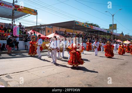 Barranquilla, Colombia - February 21 2023: Colombian Men y Women Dressed in the Traditional Costumes of the Coast of the Country are Parading in the F Stock Photo