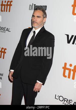 (190910) -- TORONTO, Sept. 10, 2019 -- Actor Joaquin Phoenix poses for photos before the North American premiere of the film Joker at Roy Thomson Hall during the 2019 Toronto International Film Festival (TIFF) in Toronto, Canada, Sept. 9, 2019. (Photo by /Xinhua) CANADA-TORONTO-TIFF- JOKER ZouxZheng PUBLICATIONxNOTxINxCHN Stock Photo