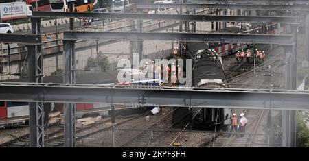 Hongkong, Verletzte bei Zugunglück (190917) -- HONG KONG, Sept. 17, 2019 -- Firefighters and staff are seen at the accident site where a train derailed in Hong Kong, south China, Sept. 17, 2019. A train carrying hundreds of passengers derailed in Hong Kong s Kowloon during the rush hour on Tuesday morning, injuring at least eight people onboard. ) CHINA-HONG KONG-TRAIN-DERAILING (CN) WangxShen PUBLICATIONxNOTxINxCHN Stock Photo