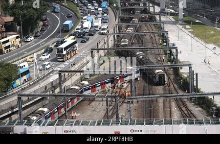 Hongkong, Verletzte bei Zugunglück (190917) -- HONG KONG, Sept. 17, 2019 -- Firefighters and staff are seen at the accident site where a train derailed in Hong Kong, south China, Sept. 17, 2019. A train carrying hundreds of passengers derailed in Hong Kong s Kowloon during the rush hour on Tuesday morning, injuring at least eight people onboard. ) CHINA-HONG KONG-TRAIN-DERAILING (CN) WangxShen PUBLICATIONxNOTxINxCHN Stock Photo