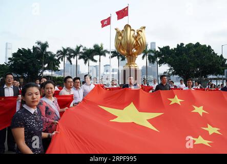 190917 -- HONG KONG, Sept. 17, 2019 -- Young people hold up China s national flag during a flash mob in Hong Kong, south China, Sept. 17, 2019. A total of 100 young residents from Hong Kong participated in the flash mob on Tuesday.  CHINA-HONG KONG-YOUTH-FLASH MOB-NATIONAL FLAG CN LixGang PUBLICATIONxNOTxINxCHN Stock Photo