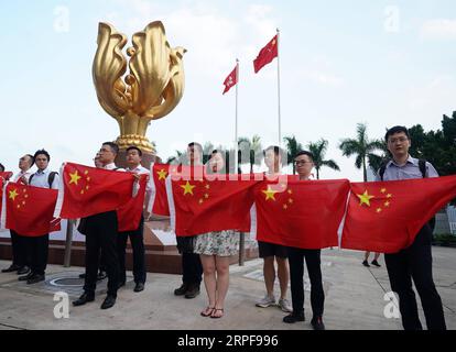 190917 -- HONG KONG, Sept. 17, 2019 -- Young people hold up China s national flag during a flash mob in Hong Kong, south China, Sept. 17, 2019. A total of 100 young residents from Hong Kong participated in the flash mob on Tuesday.  CHINA-HONG KONG-YOUTH-FLASH MOB-NATIONAL FLAG CN LixGang PUBLICATIONxNOTxINxCHN Stock Photo